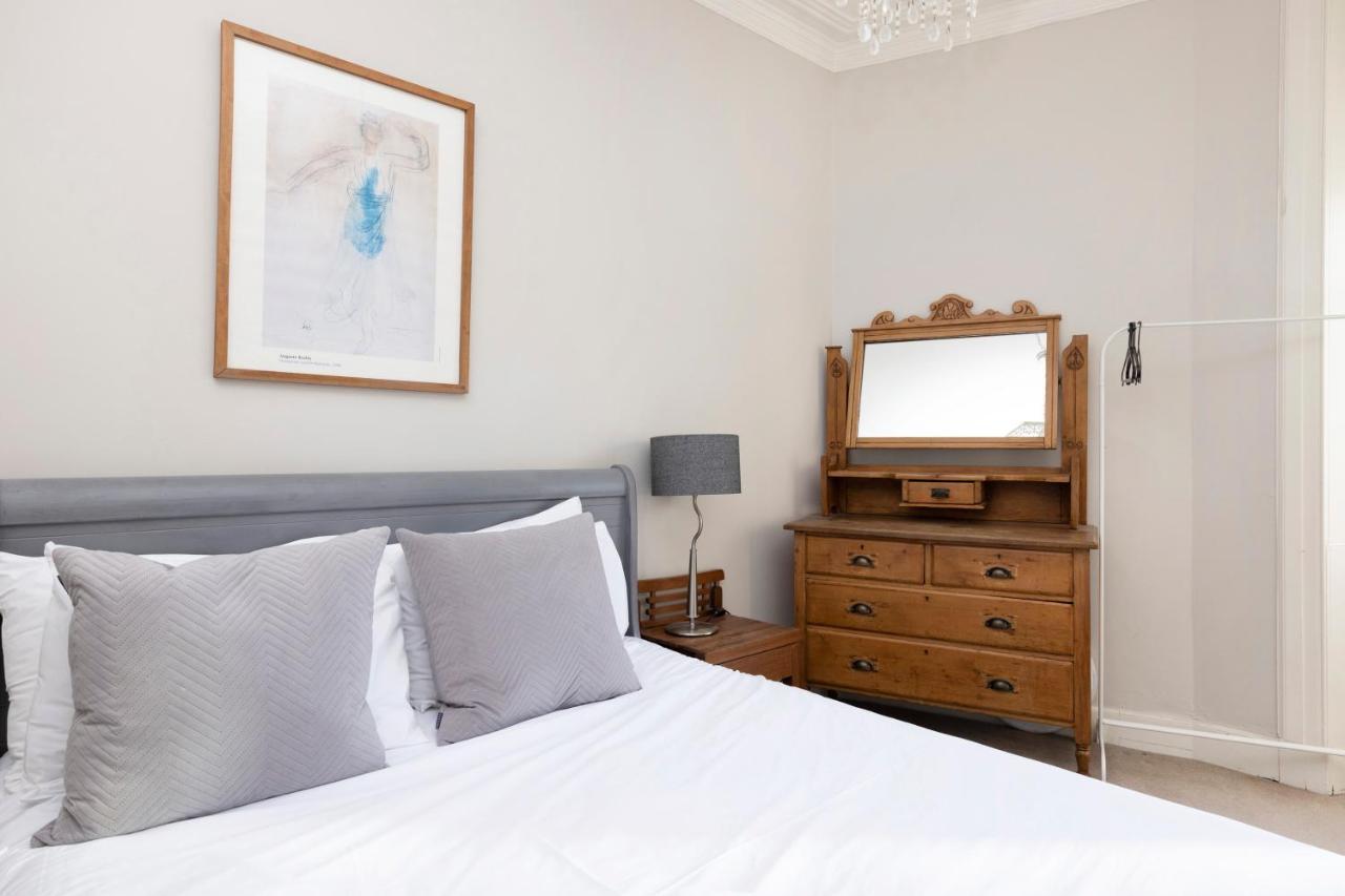 Joivy Old Town 1-Bed Apartment With Stunning Views Edimburgo Esterno foto