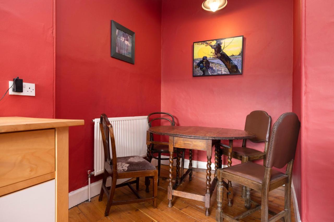 Joivy Old Town 1-Bed Apartment With Stunning Views Edimburgo Esterno foto